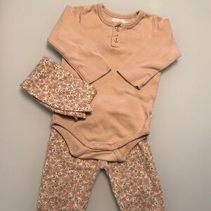 Jamie Kay Outfit- Chole Egret Print Pants & Blushing Berry Onesie - Size 6-12 mo